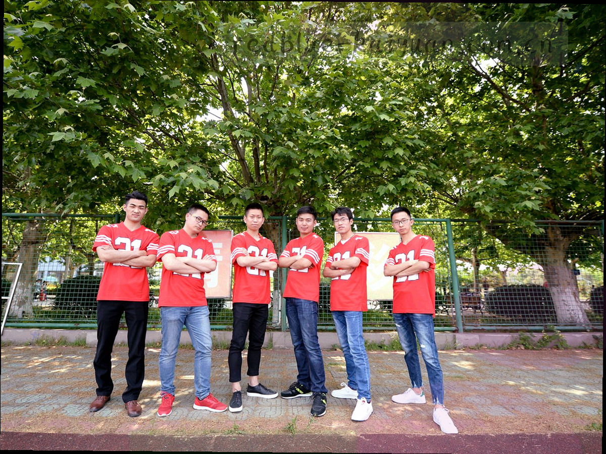 多张暗调赛场画面拼贴在一起，突出灯光与会移动中的动态模糊
